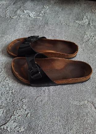 Оригинальные шлепки birkenstock madrid patent black, размер 40 (26 см)