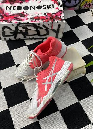Женские теннисные кроссовки asics gel-game 6 clay в яркой кораллово-розовой расцветке с белым