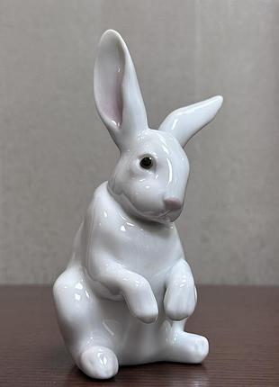 Фарфоровая статуэтка lladro «сидящий зайчик».