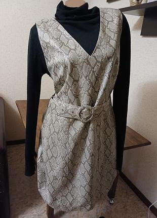 Платье river island 
качественный кожзаманник на вискозе