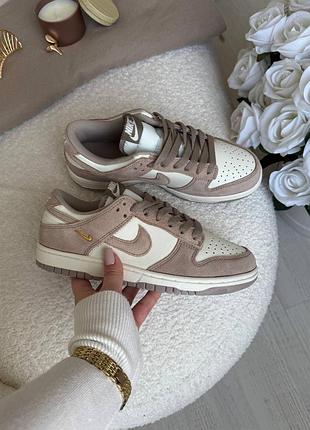 Замшеві кросівки dunk low бежеві кавові / стильні жіночі кросівки замша з золотими деталями