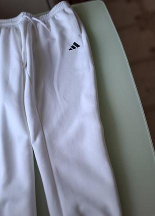 Штани спортивні adidas білого кольору нові