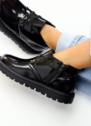 Стильні чорні лакові низькі черевики натуральна шкіра глянець 40