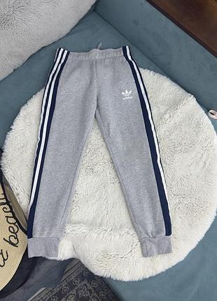 Спортивні штани сірі на флісі adidas на хлопчика 9-10 років