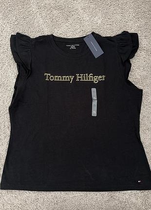 Жіноча чорна бавовняна футболка бренду tommy hilfiger з короткими рукавами-воланами (рюшами) та жовто-золотистим фірмовим написом. xl usa 🇺🇸