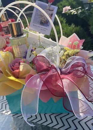 Яскравий подарунковий бокс із парфумованим спреєм victoria's secret та цукерками baron delicadore