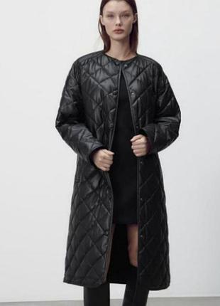 Zara пальто стеганое из экокожи черная куртка