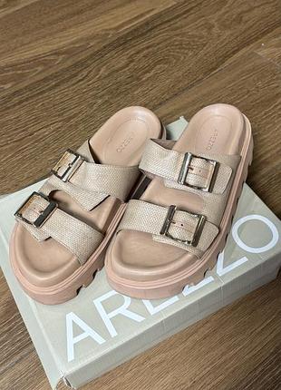 Слайдери шльопанці arezzo 40