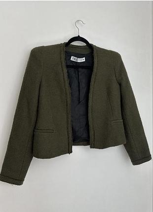Куртка zara женская с текстурированными плечами, цвет хаки, размер l (12)40, подойдёт и на м(38)10