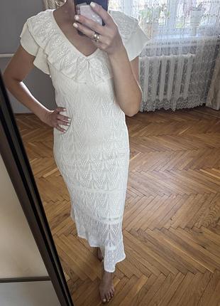 Сукня міді довжини.