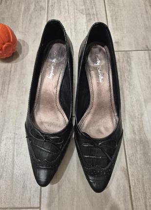 Идеальные kitten heel на эту осень - кожаные туфли с перфорацией