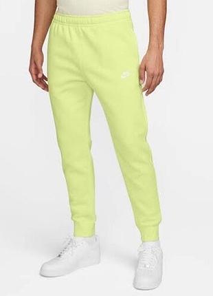Чоловічі спортивні штани на флісі nike sportswear club fleece joggers у світло-жовтому / салатовому відтінку (limelight / saturn gold) xl 48 usa 🇺🇸