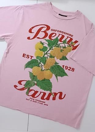 Розовая оверсайз футболка asos design с принтом "berry farm" (оксфордшир) — xs