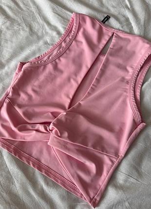 Рожевий топ з красивою спинкою prettylittlething