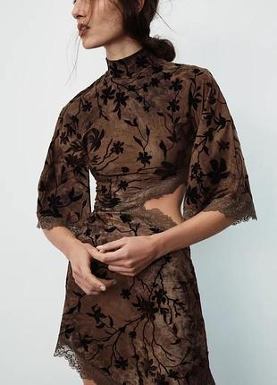 Короткое флокированное платье с разрезом 2
