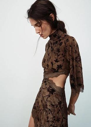 Короткое флокированное платье с разрезом 5