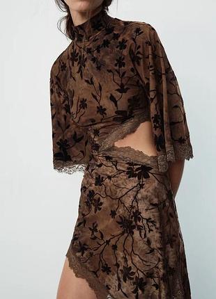 Короткое флокированное платье с разрезом 4