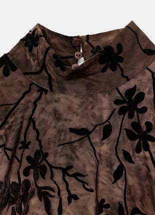 Короткое флокированное платье с разрезом 8