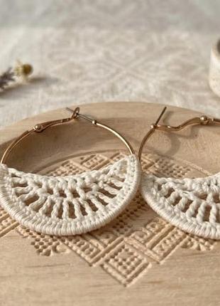 Серьги кольца с ажурным полукруглым плетением