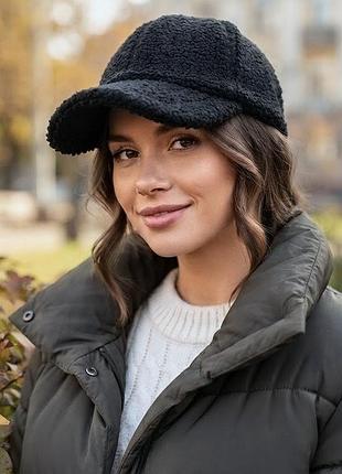 Чорна бейсболка тедді