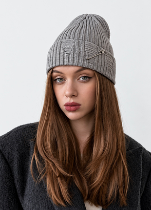 Трендова в’язана шапка рванка з рваним декором та булавкою joy knit сіра