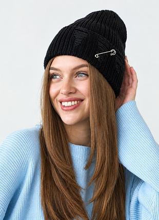 Трендова в’язана шапка рванка з рваним декором та булавкою joy knit чорна