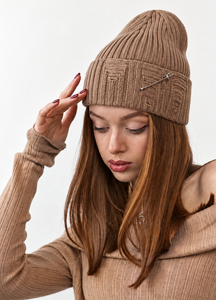 Трендова в’язана шапка рванка з рваним декором та булавкою joy knit бежева
