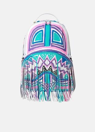 Унисекс-рюкзак sprayground представлен в богатой многоцветной комбинации с этническими мотивами.