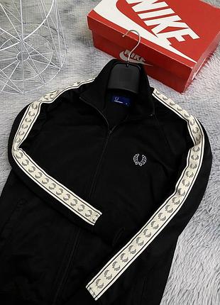 Мужская черная винтажная олимпийка черного цвета в м размере на лампасах fred perry black штаны кофта худи