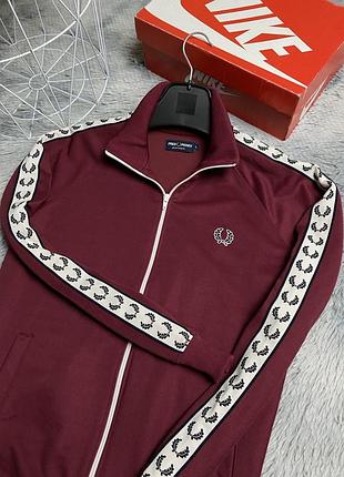 Бордовая мужская олимпийка на лампасах от fred perry кофта худи зепка