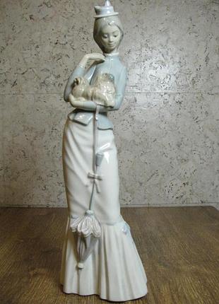 Коллекционная фигурка lladro (прогулка с собакой) #4893