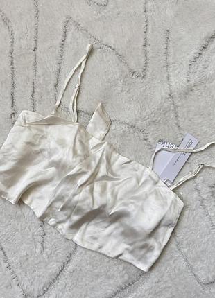 Новый белый сатиновый кроп-топ от bershka