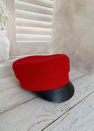 Теплое кепи в красном цвете 2