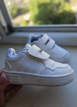 Шикарные белые кроссовки adidas на липучке 23 размер, стелька 14см