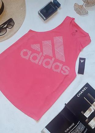 Брендовая спортивная майка adidas badge of sport tank top выполнена в ярком розовом цвете