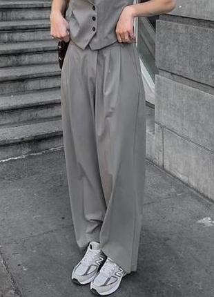 Классные широкие серые брюки с асимметричной застежкой zara 
✨✨✨✨✨✨✨✨✨✨