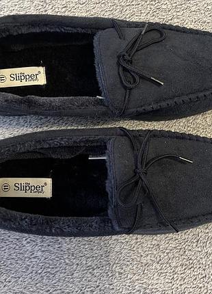 Чоловічі домашні капці-мокасини синього кольору від бренду the slipper company