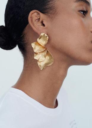 Акцентні сережки у формі пелюсток від бренду zara