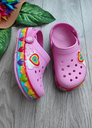 Розовые детские сабо crocs с веселым веселым радуговым принтом и объемными сердечками размер j1(31-32)