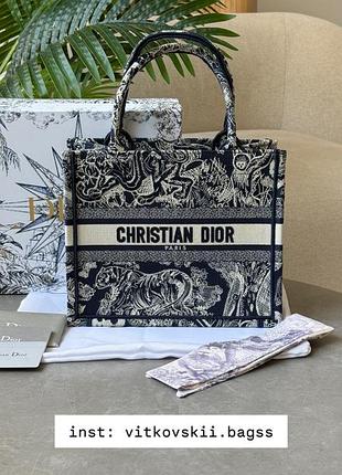 Сумочка small book tote blue and white toile de jouy reverse embroidery💞