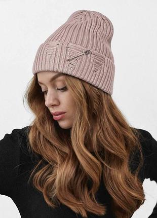 Трендовая вязаная шапка рванка с рваным декором и булавкой joy knit пыльная роза