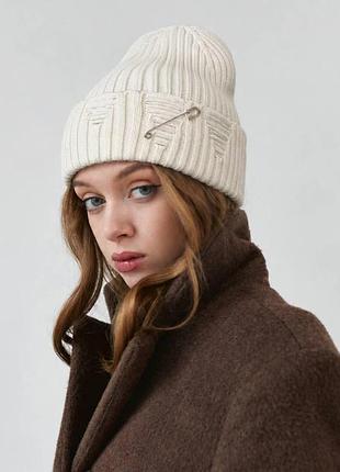 Трендовая вязаная шапка рванка с рваным декором и булавкой joy knit молочная