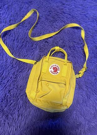 Ярко-желтый мини-рюкзак fjällräven kånken