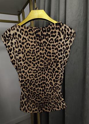 Топ принт лео h&m 4