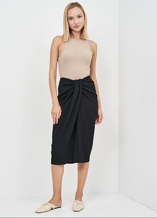 Черная юбка-миди со сборками и узлом спереди от бренда zara.