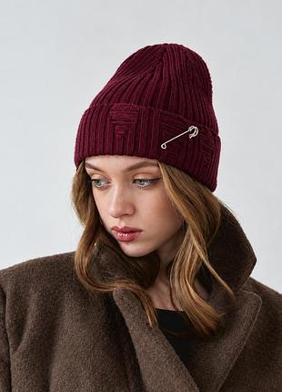 Трендовая вязаная шапка рванка с рваным декором и булавкой joy knit бордовая