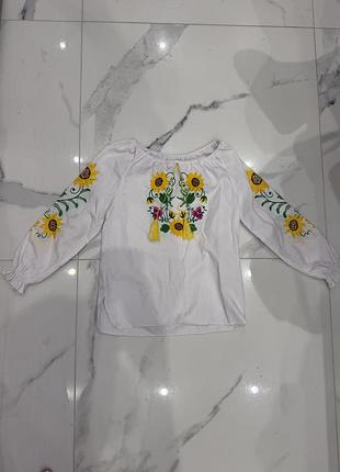 Вишивана в соняшниках