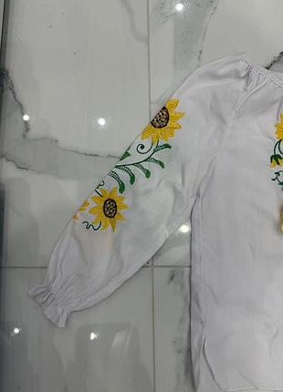 Вишивана в соняшниках 3