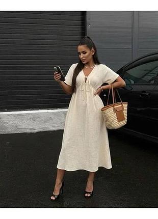 Муслінова легка сукня міді. фасон має v-подібний глибокий виріз.