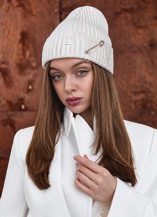 Трендова в’язана шапка рванка з рваним декором та булавкою joy knit біла